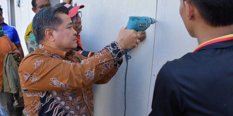 Bupati Agam Pantau Langsung Pembangunan Huntara Pascabencana