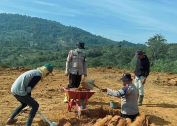 Brimob Sumut Bantu Pembangunan Hunian Sementara di Sipirok Pascabencana