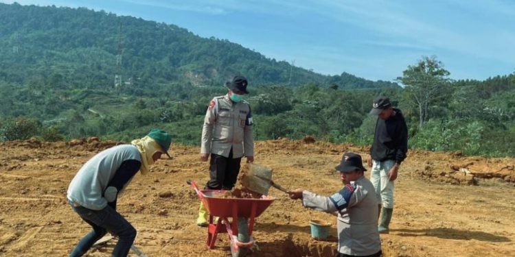 Brimob Sumut Bantu Pembangunan Hunian Sementara di Sipirok Pascabencana