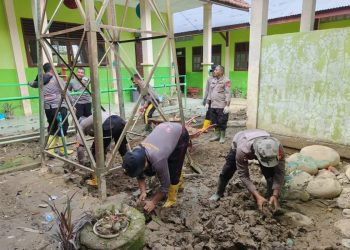 Personel Brimob Polda Kaltim Bersihkan Sekolah Terdampak Banjir di Aceh Utara