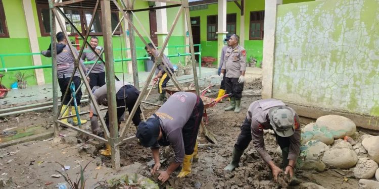 Personel Brimob Polda Kaltim Bersihkan Sekolah Terdampak Banjir di Aceh Utara