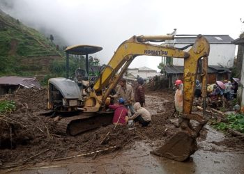 DPUPR Batang Gunakan Alat Berat untuk Atasi Longsor di Desa Pranten