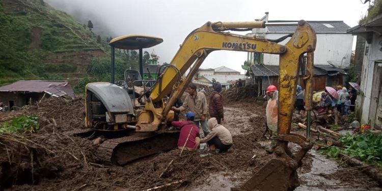 DPUPR Batang Gunakan Alat Berat untuk Atasi Longsor di Desa Pranten