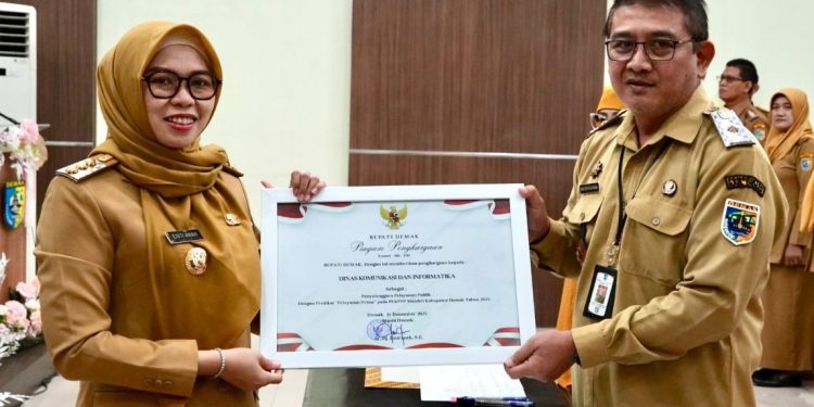 Bupati Demak Berikan Penghargaan kepada Perangkat Daerah Berprestasi