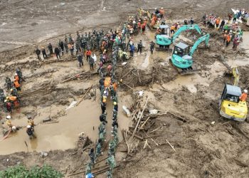 Tim SAR Gunakan Excavator dan K9 untuk Pencarian Korban Longsor di Bandung Barat