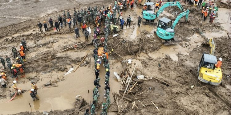 Tim SAR Gunakan Excavator dan K9 untuk Pencarian Korban Longsor di Bandung Barat