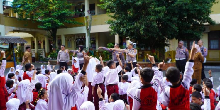 Polda Riau Laksanakan Program Green Policing di Sekolah