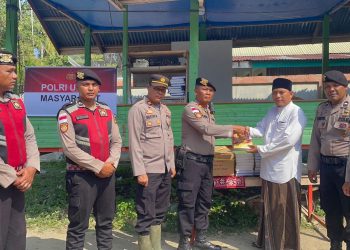 Polri Distribusikan Al-Qur’an ke Pesantren Terdampak Banjir di Pidie Jaya