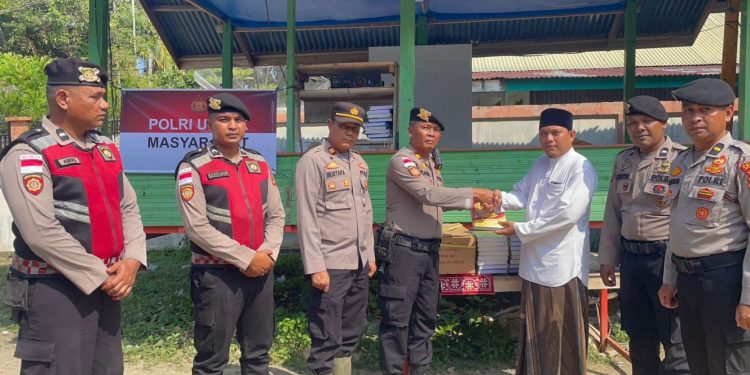 Polri Distribusikan Al-Qur’an ke Pesantren Terdampak Banjir di Pidie Jaya