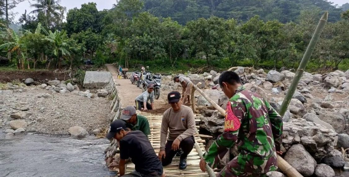 Polri dan TNI Bersama Warga Bangun Jembatan Darurat di Situbondo Pasca Banjir