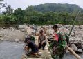Polri dan TNI Bersama Warga Bangun Jembatan Darurat di Situbondo Pasca Banjir