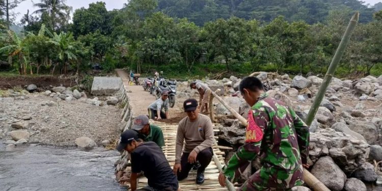 Polri dan TNI Bersama Warga Bangun Jembatan Darurat di Situbondo Pasca Banjir