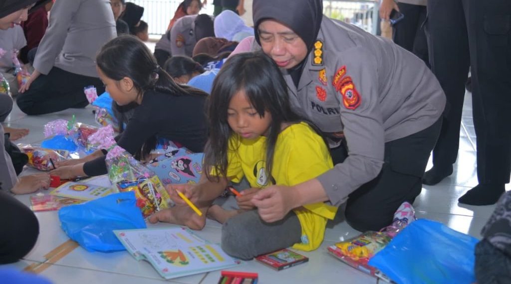 Polwan Polda Jabar Berikan Bantuan dan Hiburan untuk Anak-anak Korban Bencana di Cisarua