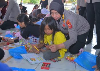 Polwan Polda Jabar Berikan Bantuan dan Hiburan untuk Anak-anak Korban Bencana di Cisarua