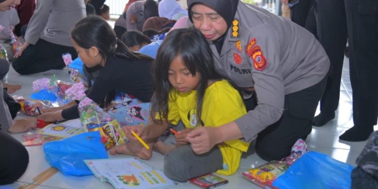 Polwan Polda Jabar Berikan Bantuan dan Hiburan untuk Anak-anak Korban Bencana di Cisarua