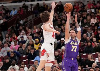 Luca Doncic Pimpin Kemenangan Lakers atas Bulls dengan Skor 129-118