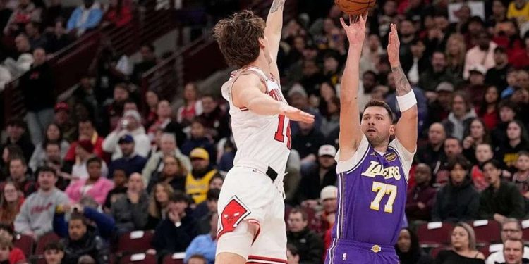 Luca Doncic Pimpin Kemenangan Lakers atas Bulls dengan Skor 129-118
