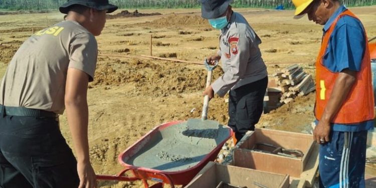 Brimob Polda Sumut Berperan Aktif dalam Pembangunan Hunian Tetap di Desa Napa