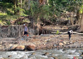 Tim SAR Resimen II Pasukan Pelopor Bersihkan Sungai di Agam Pasca-Banjir Bandang
