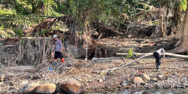 Tim SAR Resimen II Pasukan Pelopor Bersihkan Sungai di Agam Pasca-Banjir Bandang