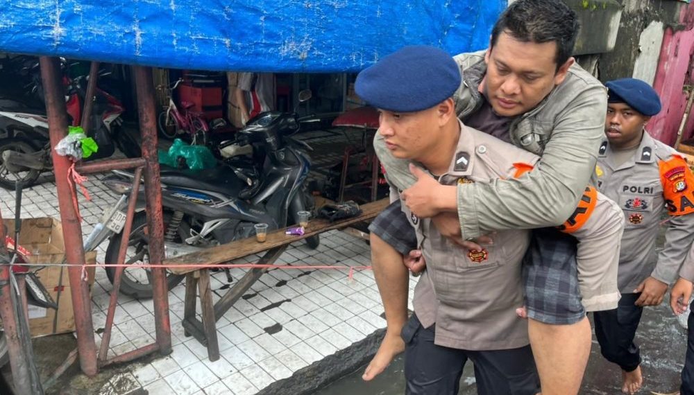 Brimob Polda Metro Jaya Evakuasi Warga Sakit Akibat Banjir di Jakarta Barat