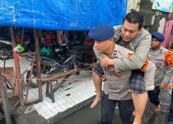 Brimob Polda Metro Jaya Evakuasi Warga Sakit Akibat Banjir di Jakarta Barat