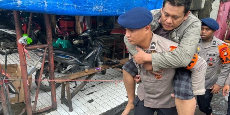 Brimob Polda Metro Jaya Evakuasi Warga Sakit Akibat Banjir di Jakarta Barat