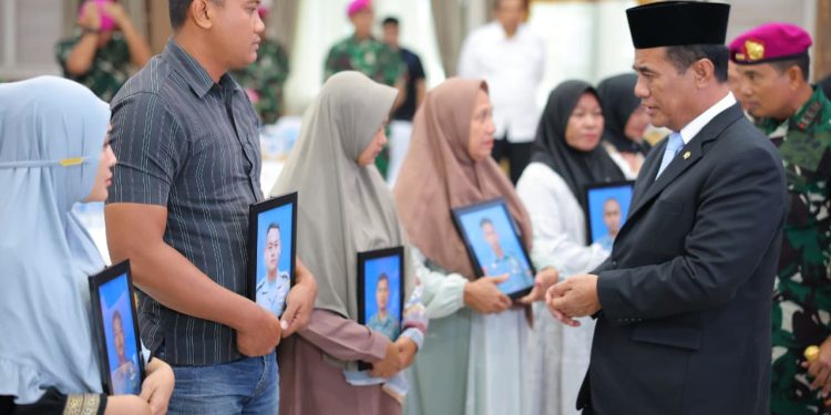 Menteri Pertanian Berikan Santunan kepada Keluarga Prajurit Marinir yang Gugur