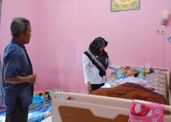 Bupati Siak Kunjungi Guru SD yang Menderita Stroke