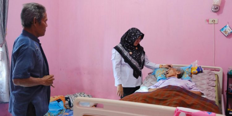 Bupati Siak Kunjungi Guru SD yang Menderita Stroke