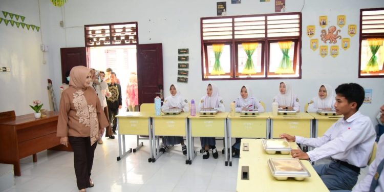 Siswa SMA Batudaa Pantai Sambut Program Makan Bergizi Gratis