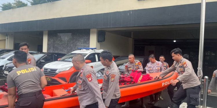 Polres Metro Bekasi Kota Distribusikan Bantuan Makanan untuk Korban Banjir