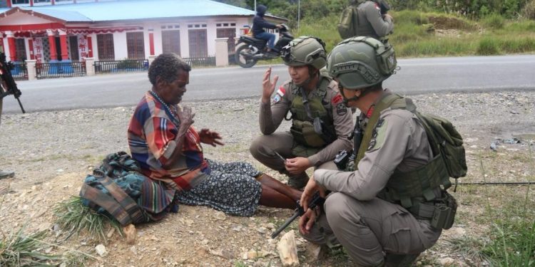 Aksi Kemanusiaan Polri di Pegunungan Intan Jaya