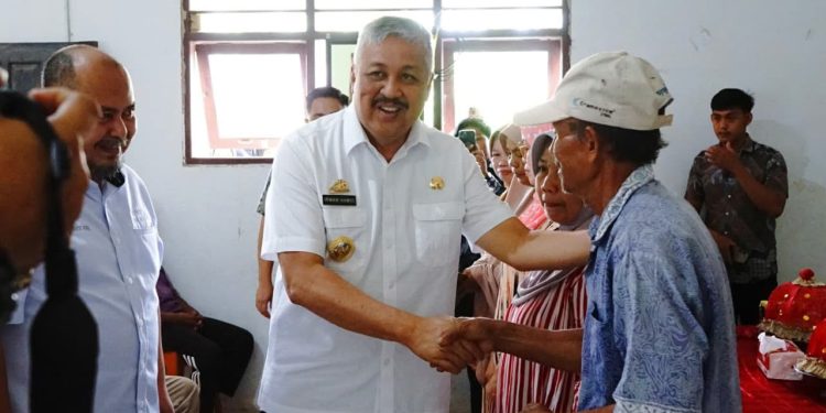 Bupati Pinrang Berikan Sertifikat Tanah kepada 70 Keluarga di Desa Kaballangan