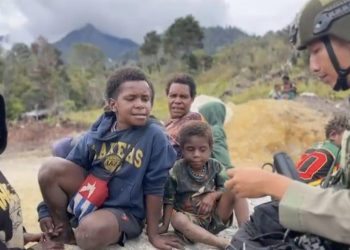 Polisi Bawa Harapan dan Bantuan Kesehatan ke Pengungsi di Sinak