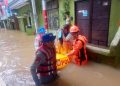 Tim SAR Ditpolairud Polda Metro Jaya Evakuasi Korban Banjir di Jakarta Timur