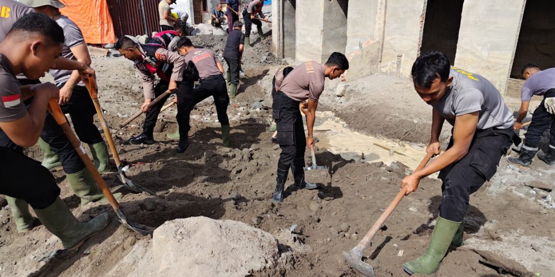 Polri dan Warga Bener Meriah Bersama-sama Bersihkan Meunasah Pascabanjir