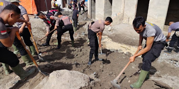 Polri dan Warga Bener Meriah Bersama-sama Bersihkan Meunasah Pascabanjir