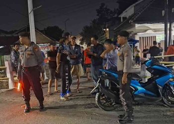 Petugas Polsek Mlati Polresta Sleman mengamankan lokasi kejadian di kawasan Jl. Selokan Mataram, Sinduadi, Mlati, usai laporan warga terkait ditemukannya seorang anak dalam kondisi tidak bernyawa pada Senin (19/1/2026) dini hari. Warga tampak berkerumun menyaksikan proses penanganan awal oleh aparat kepolisian.