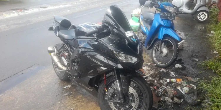 Tabrakan Suzuki Smash dan Kawasaki Ninja di Depan PLN Jalan Parangtritis Bantul, Dua Pengendara Luka