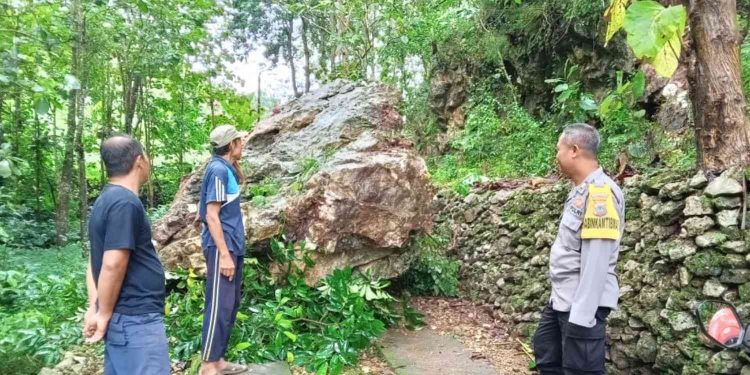 Batu Longsor Tutup Akses Jalan Karangtritis–Pakwungu di Tepus, Warga Diminta Waspada