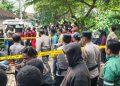 Petugas kepolisian dan tim medis melakukan penanganan di lokasi kejadian penusukan di kawasan Rawa Kalibayem, Kasihan, Bantul, Sabtu (17/1/2026). Garis polisi dipasang untuk mengamankan tempat kejadian perkara (TKP), sementara warga terlihat memadati area sekitar saat proses evakuasi korban berlangsung.
