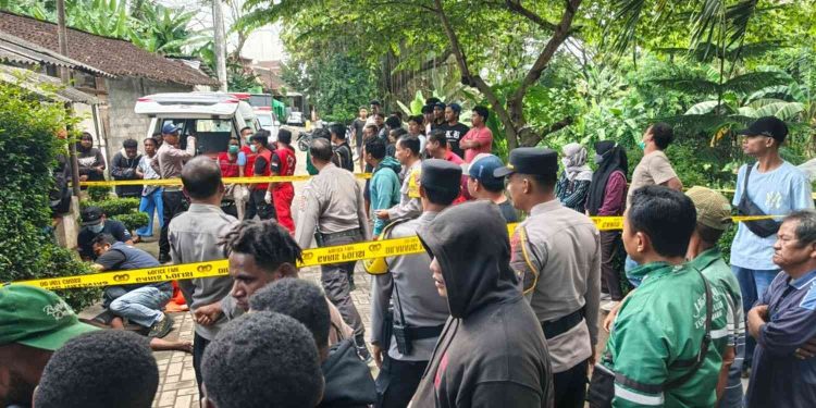 Petugas kepolisian dan tim medis melakukan penanganan di lokasi kejadian penusukan di kawasan Rawa Kalibayem, Kasihan, Bantul, Sabtu (17/1/2026). Garis polisi dipasang untuk mengamankan tempat kejadian perkara (TKP), sementara warga terlihat memadati area sekitar saat proses evakuasi korban berlangsung.