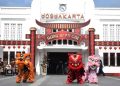 Atraksi barongsai dan liong tampil memukau di halaman Stasiun Yogyakarta saat perayaan Tahun Baru Imlek 2577 Kongzili, Selasa (17/2/2026).