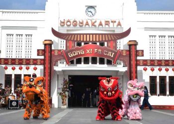 Atraksi barongsai dan liong tampil memukau di halaman Stasiun Yogyakarta saat perayaan Tahun Baru Imlek 2577 Kongzili, Selasa (17/2/2026).
