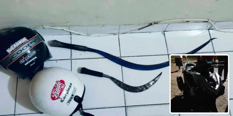 Barang bukti berupa dua bilah senjata tajam jenis celurit dan helm yang diamankan polisi usai dugaan aksi klitih di Dusun Bungas, Kalurahan Sumberagung, Kapanewon Jetis, Bantul, Minggu (8/2/2026) dini hari. Barang bukti tersebut ditemukan di sekitar lokasi kejadian dan kini diamankan aparat kepolisian untuk keperluan penyelidikan lebih lanjut.