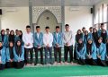 Civitas akademika Universitas Alma Ata berfoto bersama usai kegiatan keagamaan di Masjid Masjid Darul Mutaqin