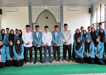 Civitas akademika Universitas Alma Ata berfoto bersama usai kegiatan keagamaan di Masjid Masjid Darul Mutaqin