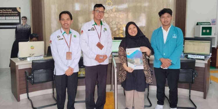 Dosen Sistem Informasi melakukan Monitoring mahasiswa di Mitra Magang