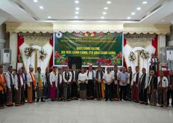 Foto bersama dalam Perayaan Natal Bersama Ikatan Keluarga Manggarai Raya Kota Kupang di Hotel Cahaya Bapa, Sabtu (31/1/2026). (Humas Pemprov)